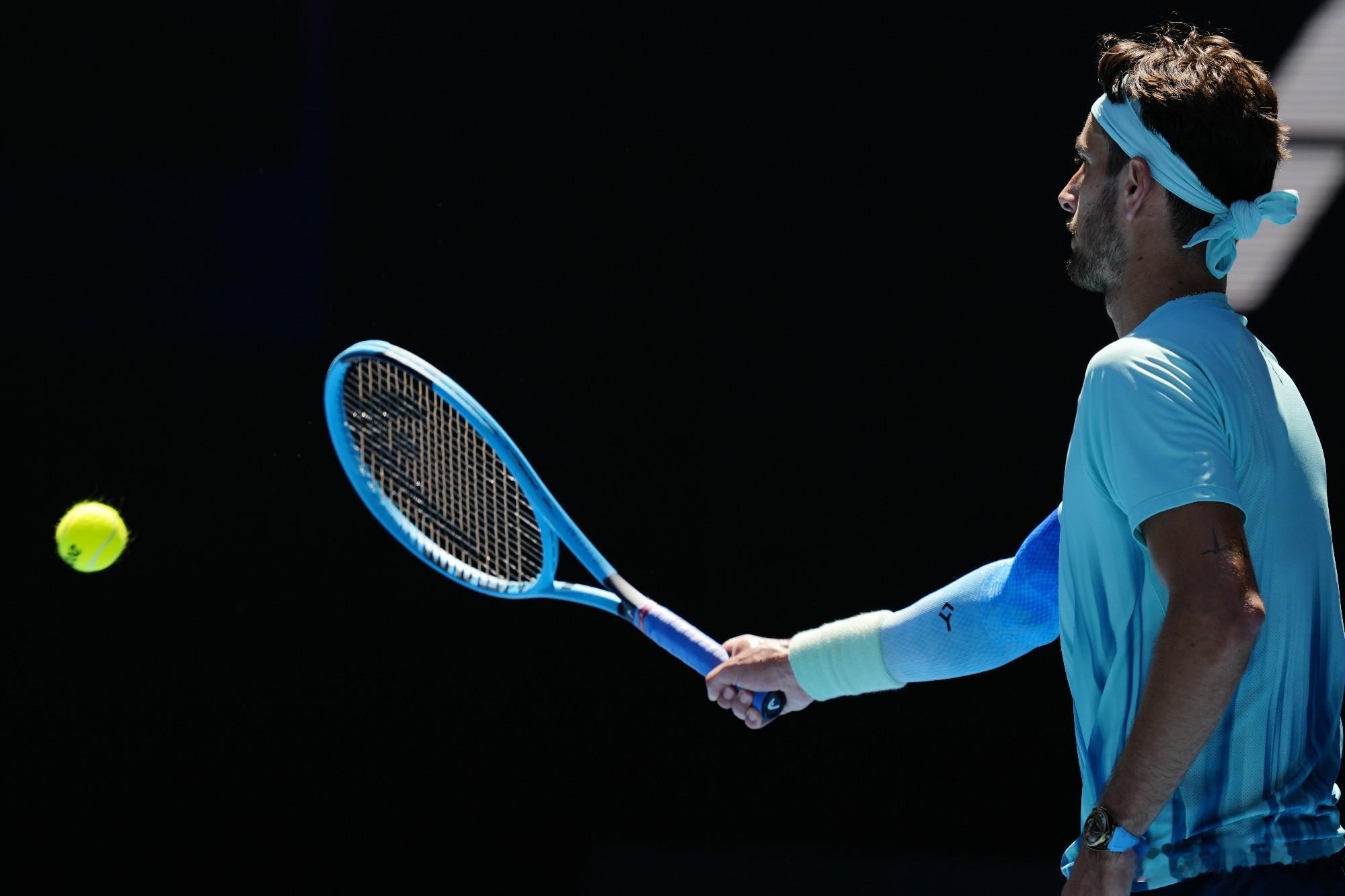 德约科维奇收退赛礼晋级澳网八强 的对手产生了——穆塞蒂。直落三盘击败了弗里茨，捍