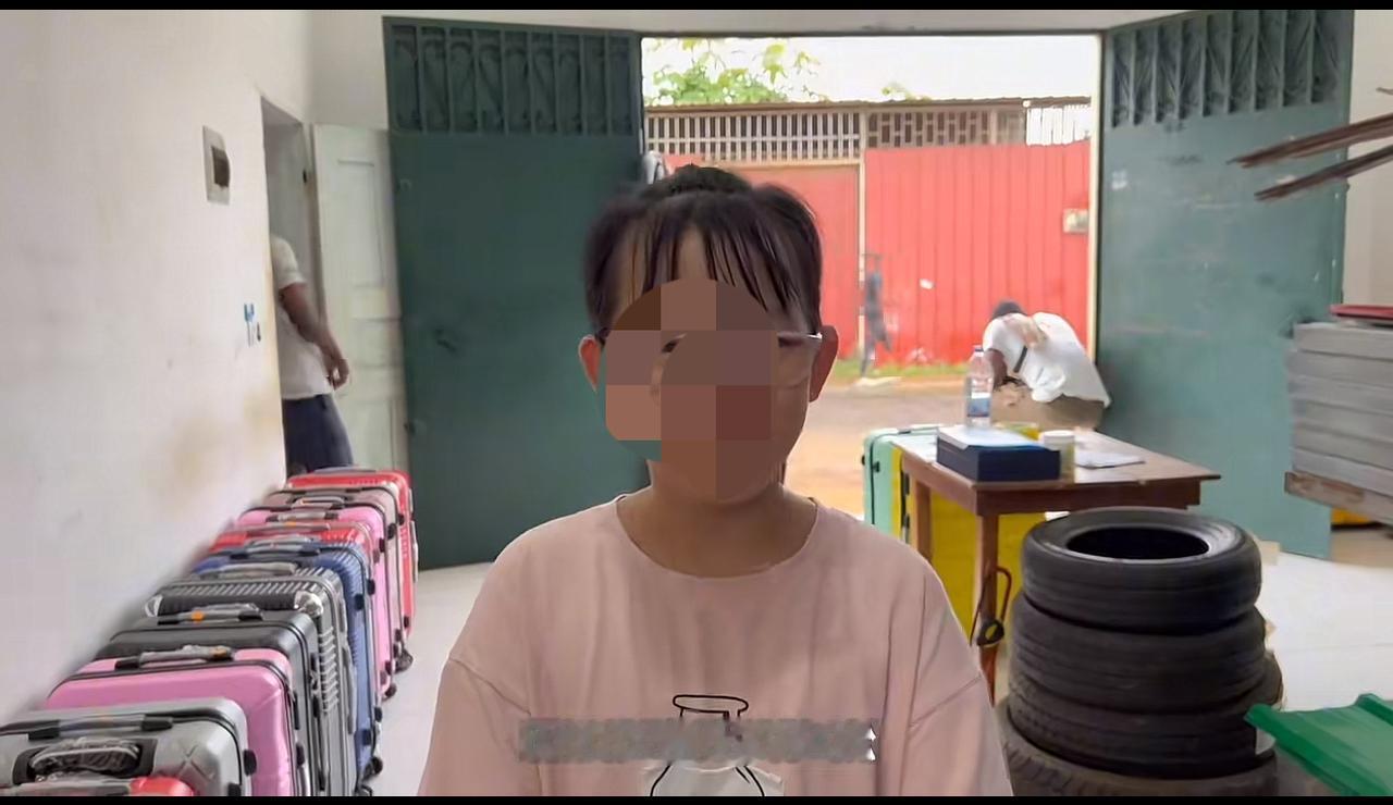 陕西一对夫妇在国内卷不动了，来非洲生活，开玩笑说女儿是这里最大的地主。

这对夫