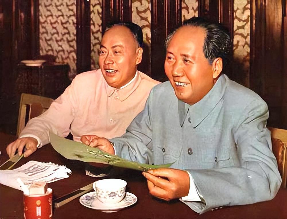同样是喊“万岁”，为啥孙中山一听就拍桌子发火，毛主席却能坦然接受，甚至还回赠一句