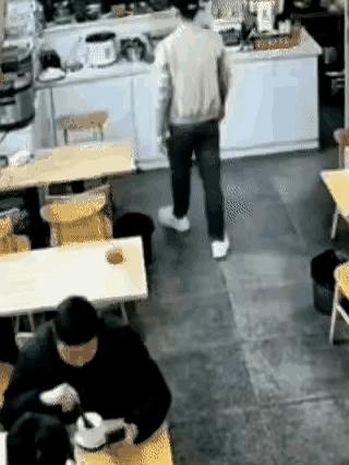 一碗刚端上来的热汤，客人拿勺子随手搅了一下，结果当场“嘭”地一声炸开了，这画面谁
