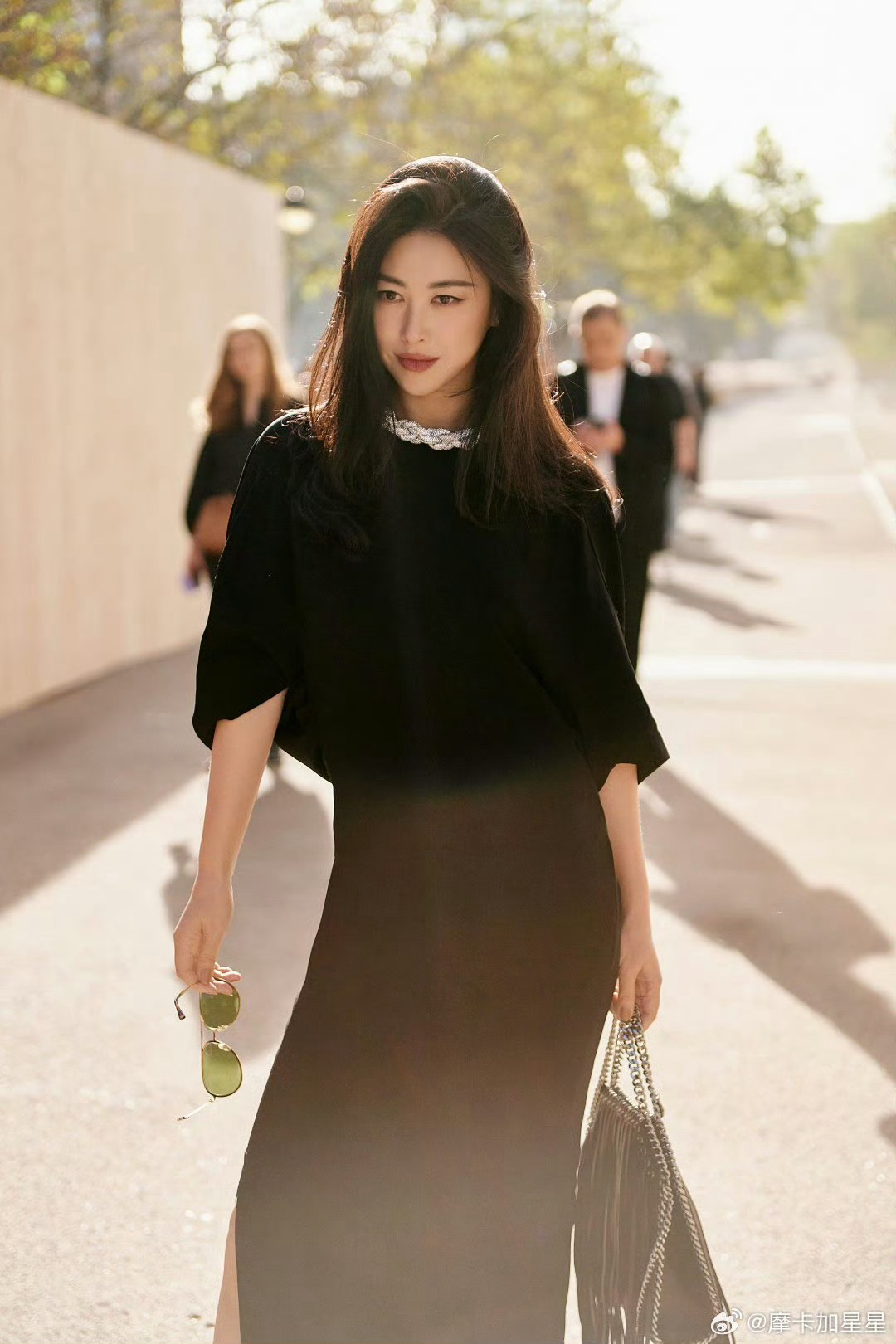 朱珠好绝的妈咪气质朱珠身上自带松弛又温柔的妈咪气质，从容舒展的状态里藏着独一份的