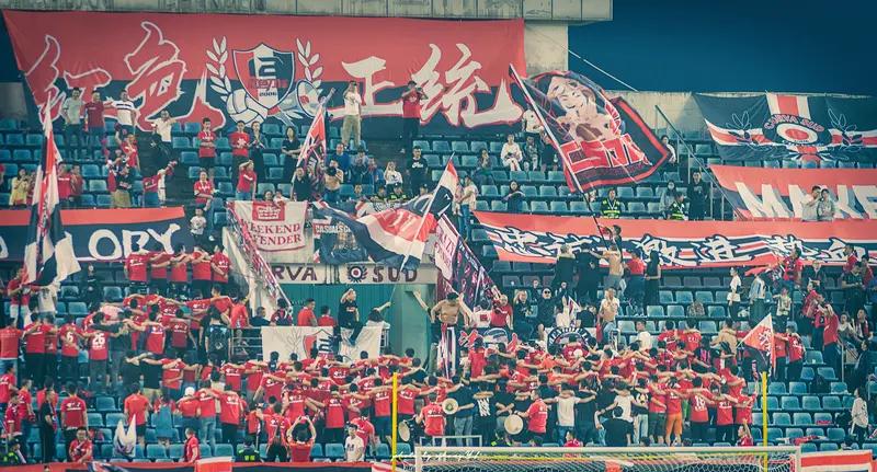 刘建业在川渝德比的战术太惊艳了，不愧是新生代教练！赛前他延续五后卫体系，表面防守