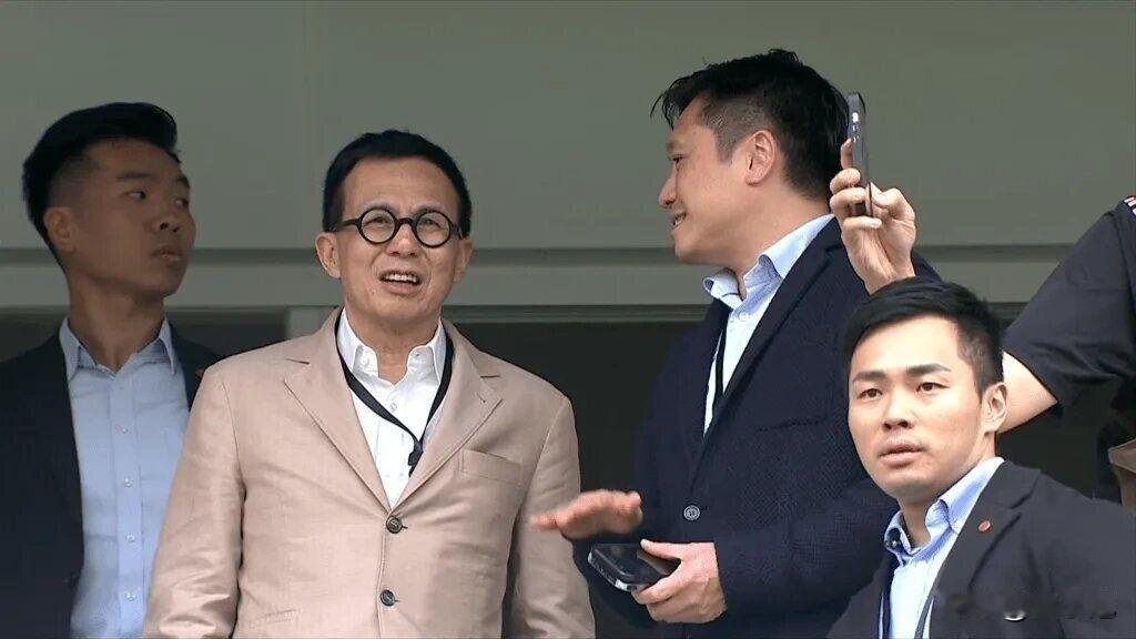 不是每一份热爱都有回应！香港民众的满腔热忱，被付诸东流。
一场友谊表演赛，请得起