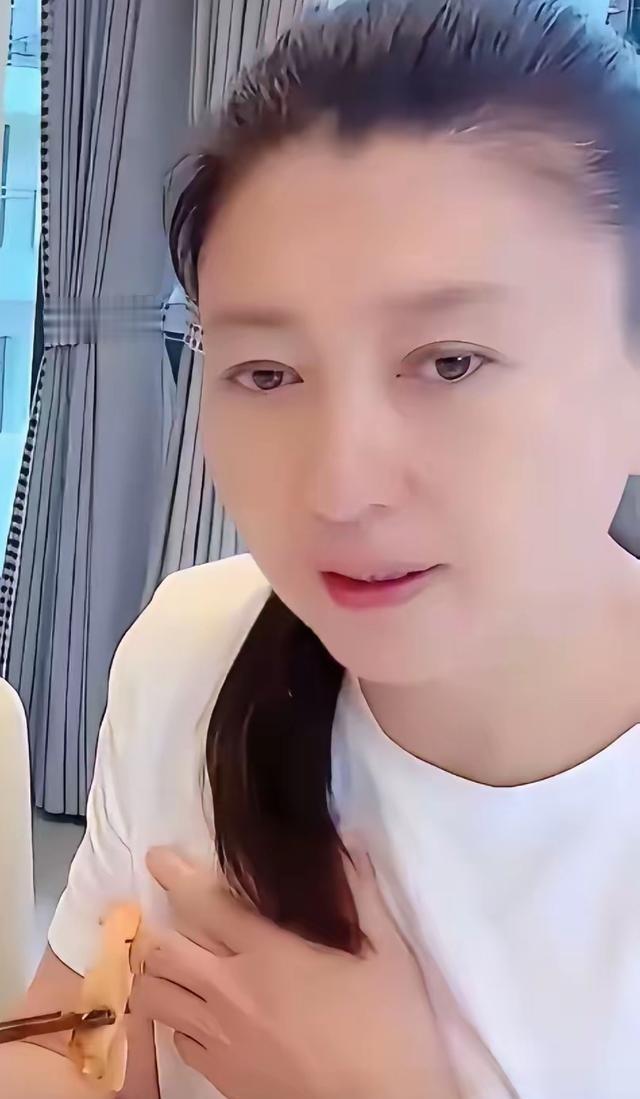 闫学晶哭穷风波之后，不道歉，也不回应，就甩出一句话“别扯老婆舌、别挣掉价钱”。