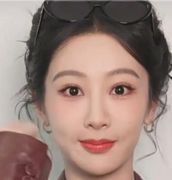 2026年4月8日，杨紫发布了一段“复仇摇”手势舞视频，以墨镜卡鼻梁的“萌系复仇