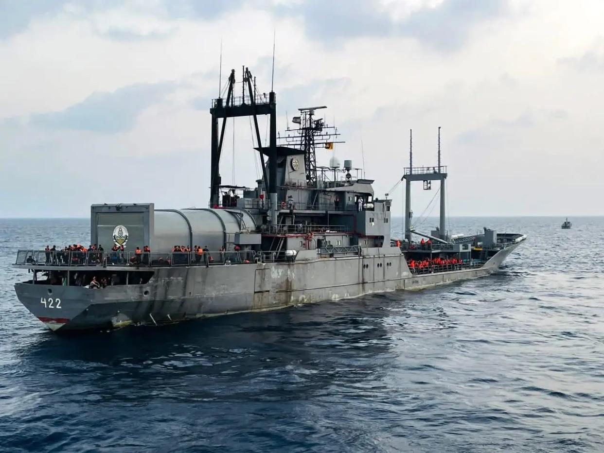 伊朗军舰太老了！（见下图）
伊朗德纳号护卫舰遭美潜艇击沉后，与它一同访印的布什尔