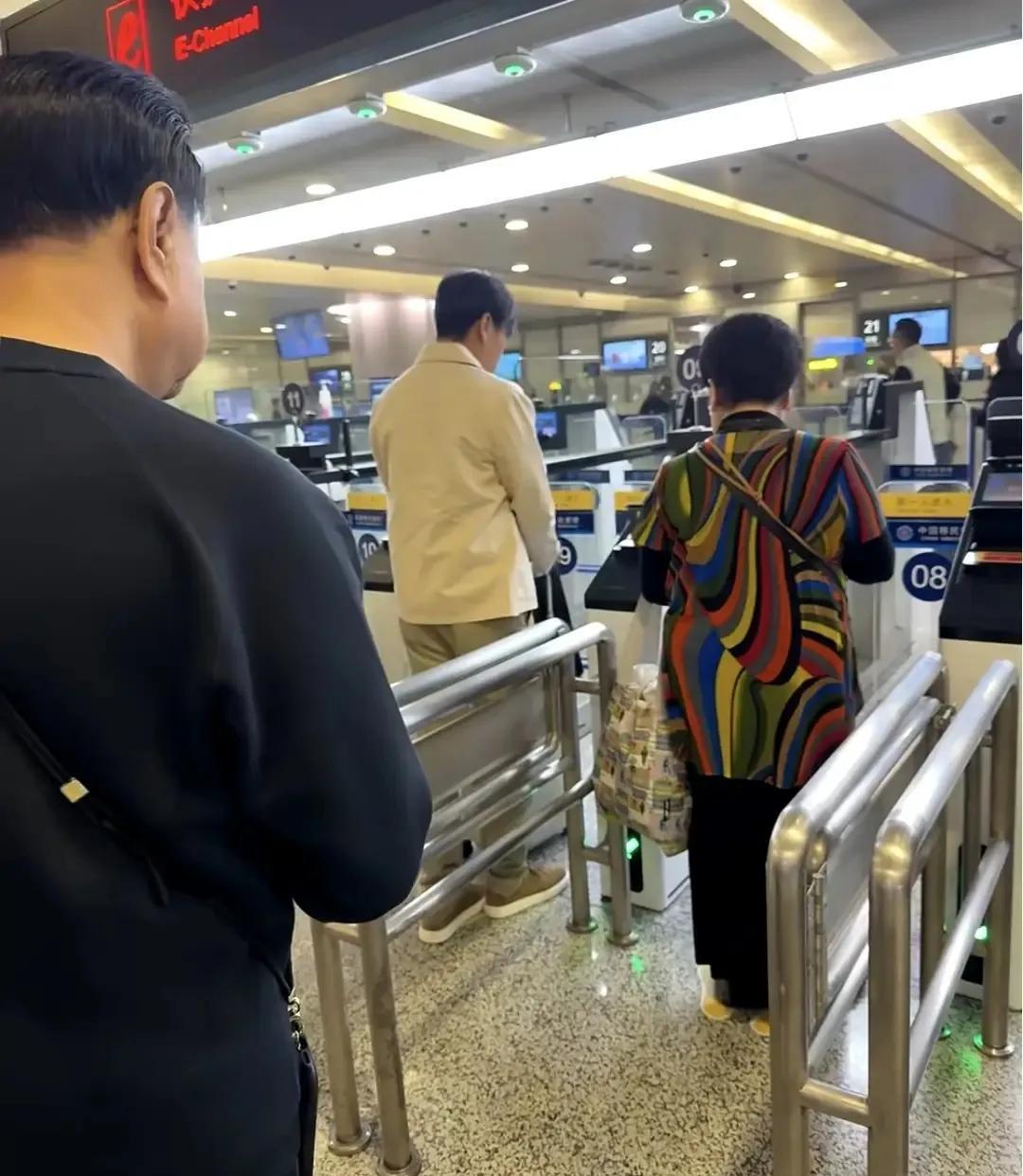 57岁伊能静脊椎弯了，发缝宽到能看见头皮。
狗仔镜头下，秦昊的手一直没松开。