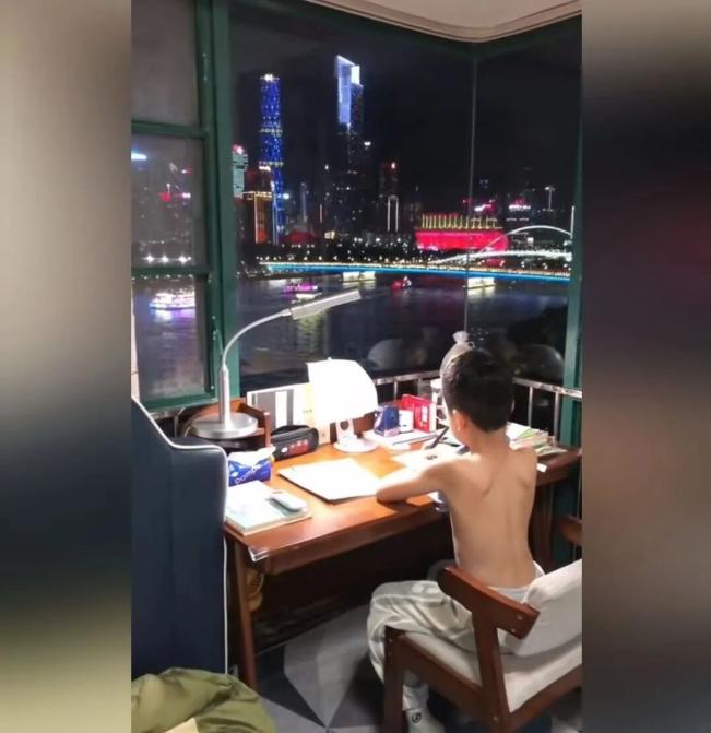 所谓寒窗苦读，不过是江风吹着，空调吹着，也不怕把少爷冻感冒了