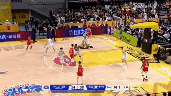 赵岩昊压哨三分，浙江广厦领先近20分结束上半场。广厦男篮vs青岛男篮cba季后赛
