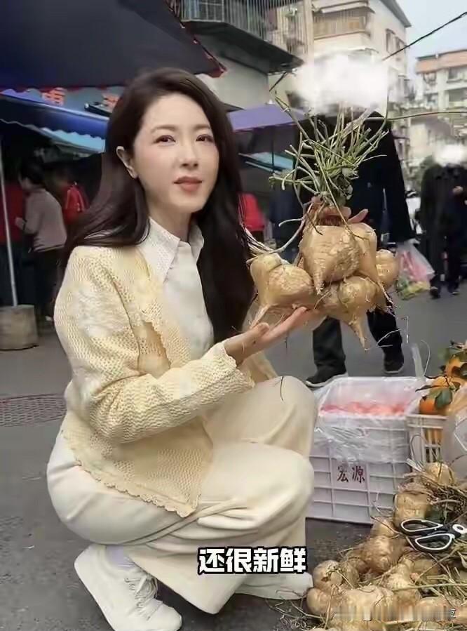 不愧是中戏的顶级美女，都是49岁的人了，皮肤还那么的细腻，白嫩嫩的都可以掐出水，