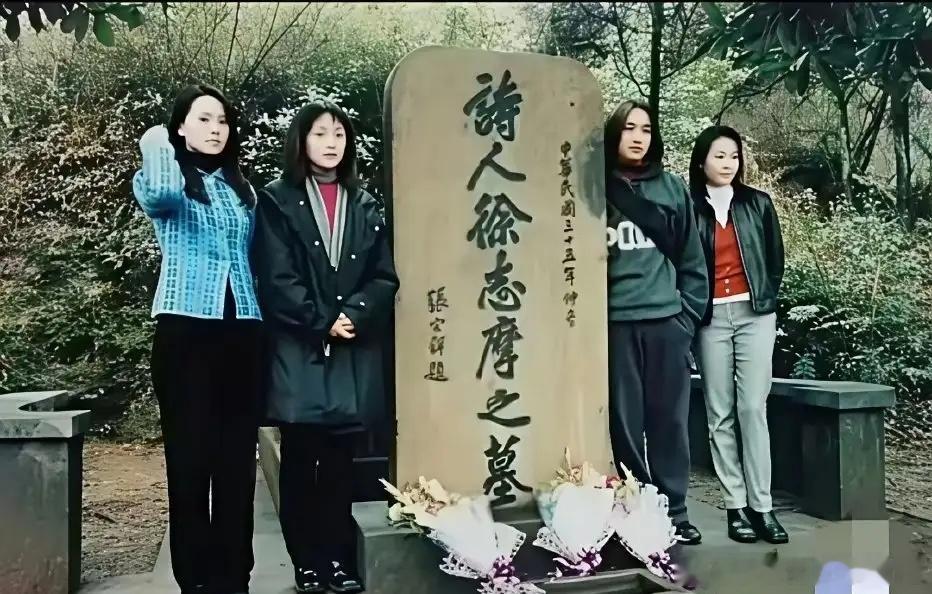 这是2000年，电视剧《人间四月天》四位主演：周迅、黄磊、刘若英、伊能静在徐志摩
