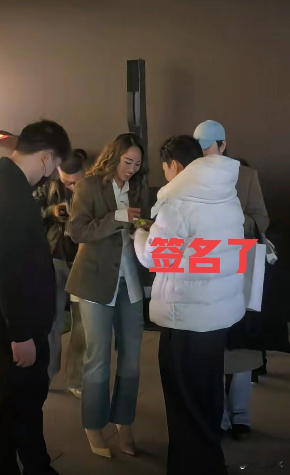 穿西装的郑钦文，气势满满[呲牙]
这不，她刚被邀请参加完活动，就被粉丝抓住了。她