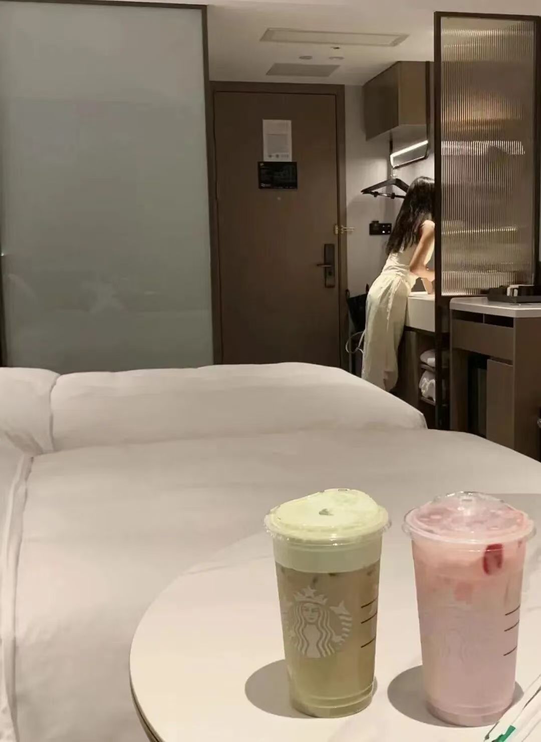 国足vs喀麦隆哈哈，跟网友面基一起看国足