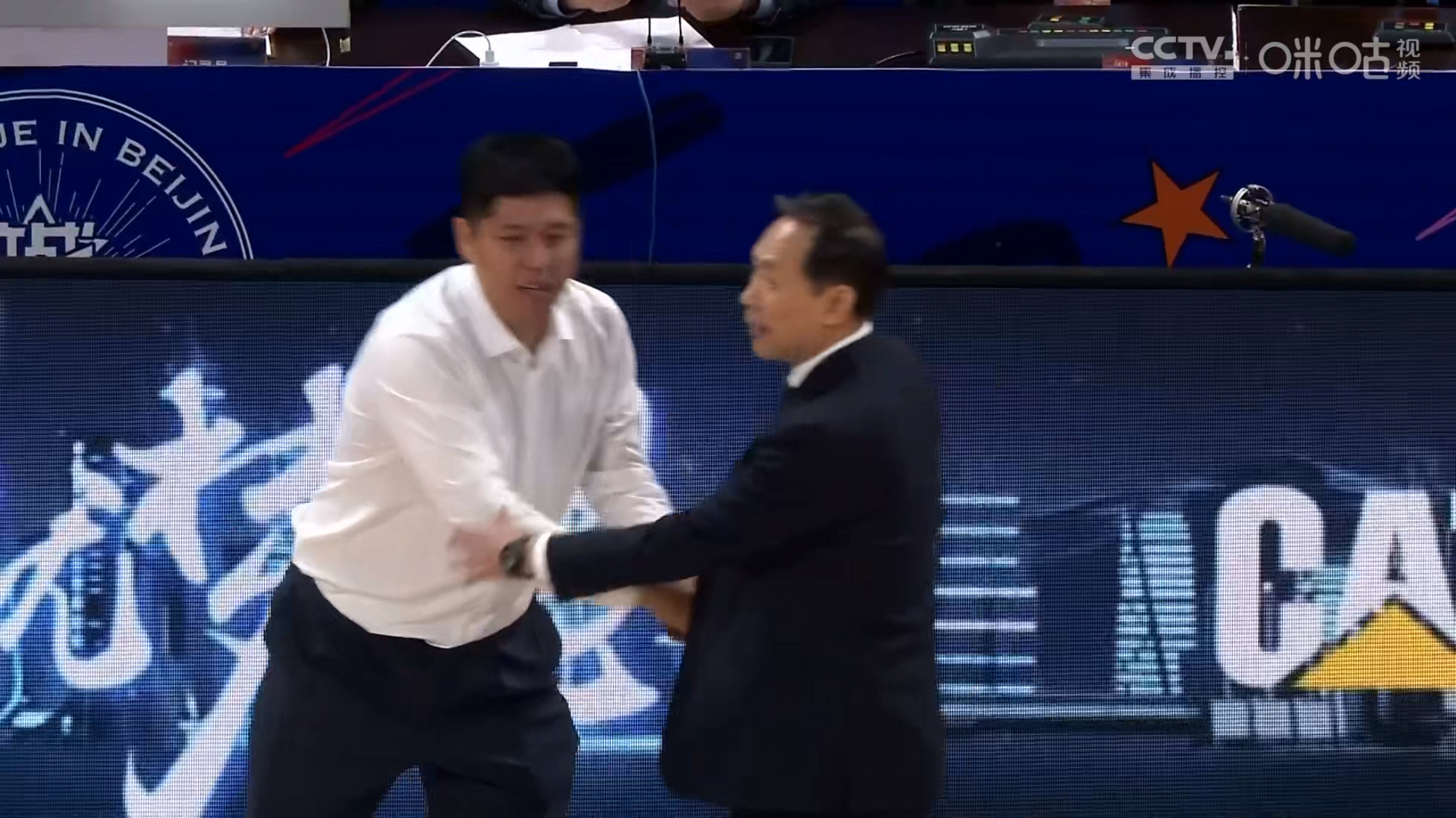 许利民是不是以为张宁肯定会罚中第二球所以不上周琦保护篮板借口只能找到这里了[允悲