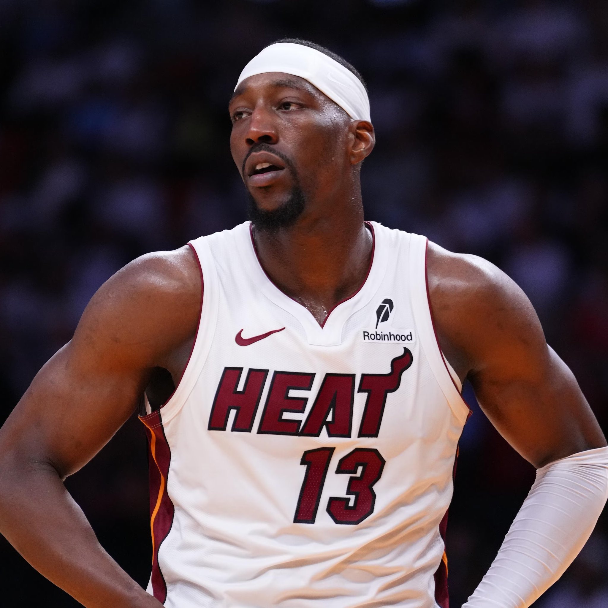 阿德巴约说三球没有给他道歉，那天赛后三球说会当面跟热巴道歉。啥人呢辣鸡。NBA