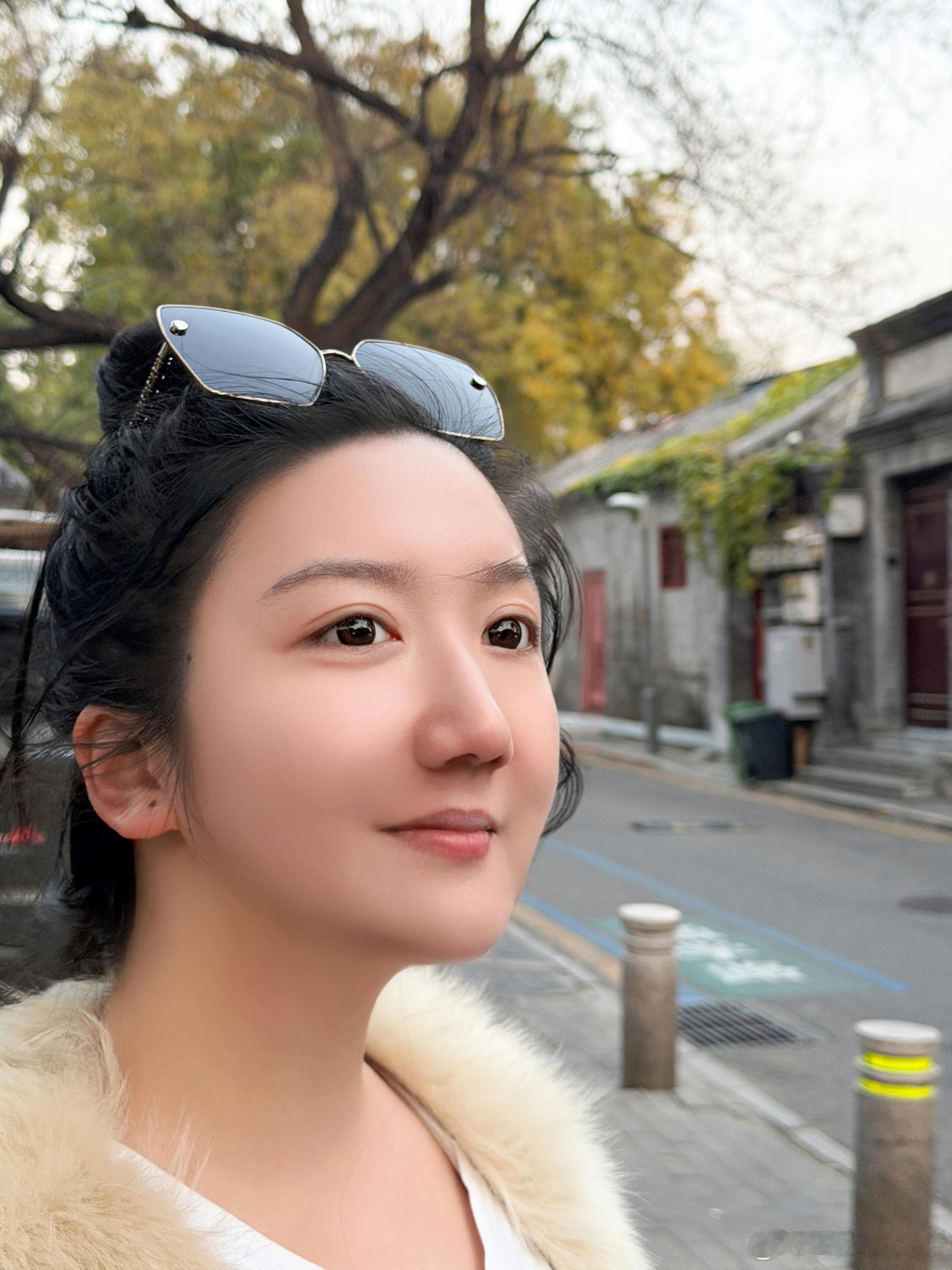 工作结束来感受一下北京的秋天立马就去赶飞机啦 路上还偶遇一台车牌号很好的库里南菡