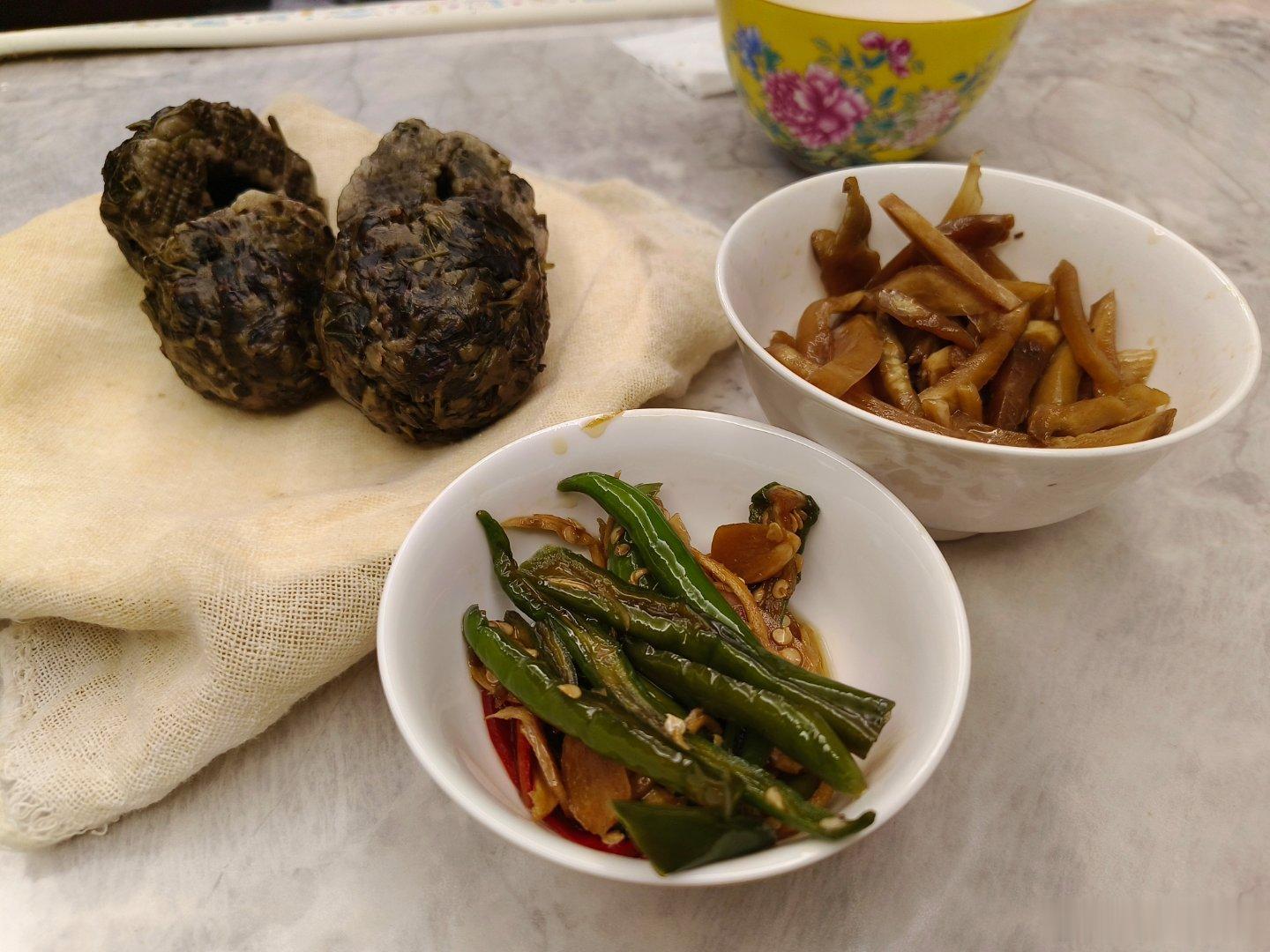 我的美食日记全身都是宝的红薯叶加入食用盐，食用油五香粉做成窝窝头搭配上蒜汁脆爽的