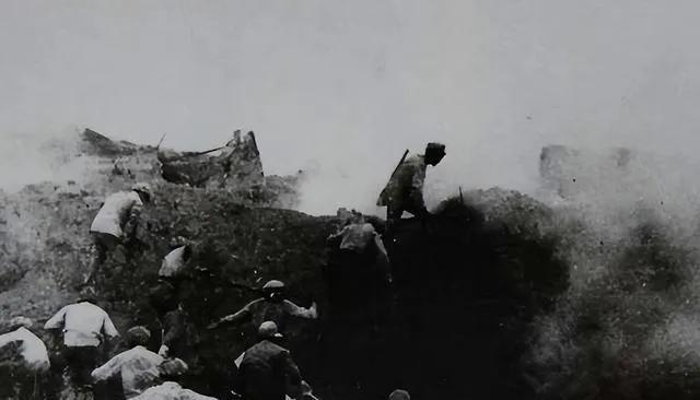 1942年春，五十多个中共的高级干部，被自己人卖了，困在甲山顶上，面对三千日军围