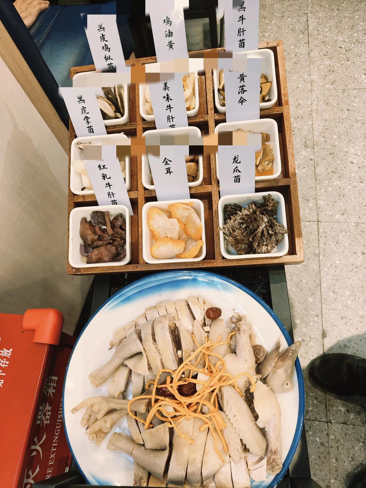探店发现多种菌类美食，鸡心黄、牛肝菌等，味美鲜香。发现云南菌子鸡汤，真的是美味，