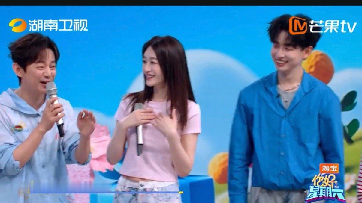 李小冉为谢娜还原心愿便利贴造型李小冉参加谢娜的演唱会首秀，一比一还原《心愿便利贴