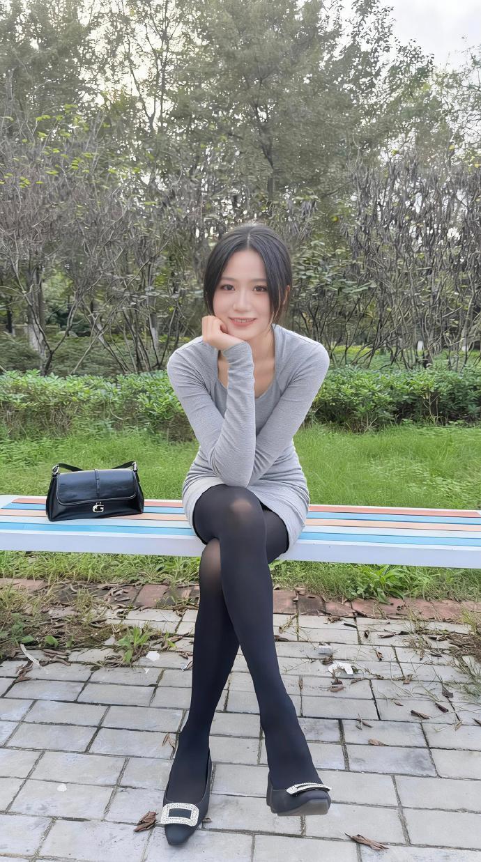 厚黑穿搭，神秘感满满气质美女 高级感黑穿搭