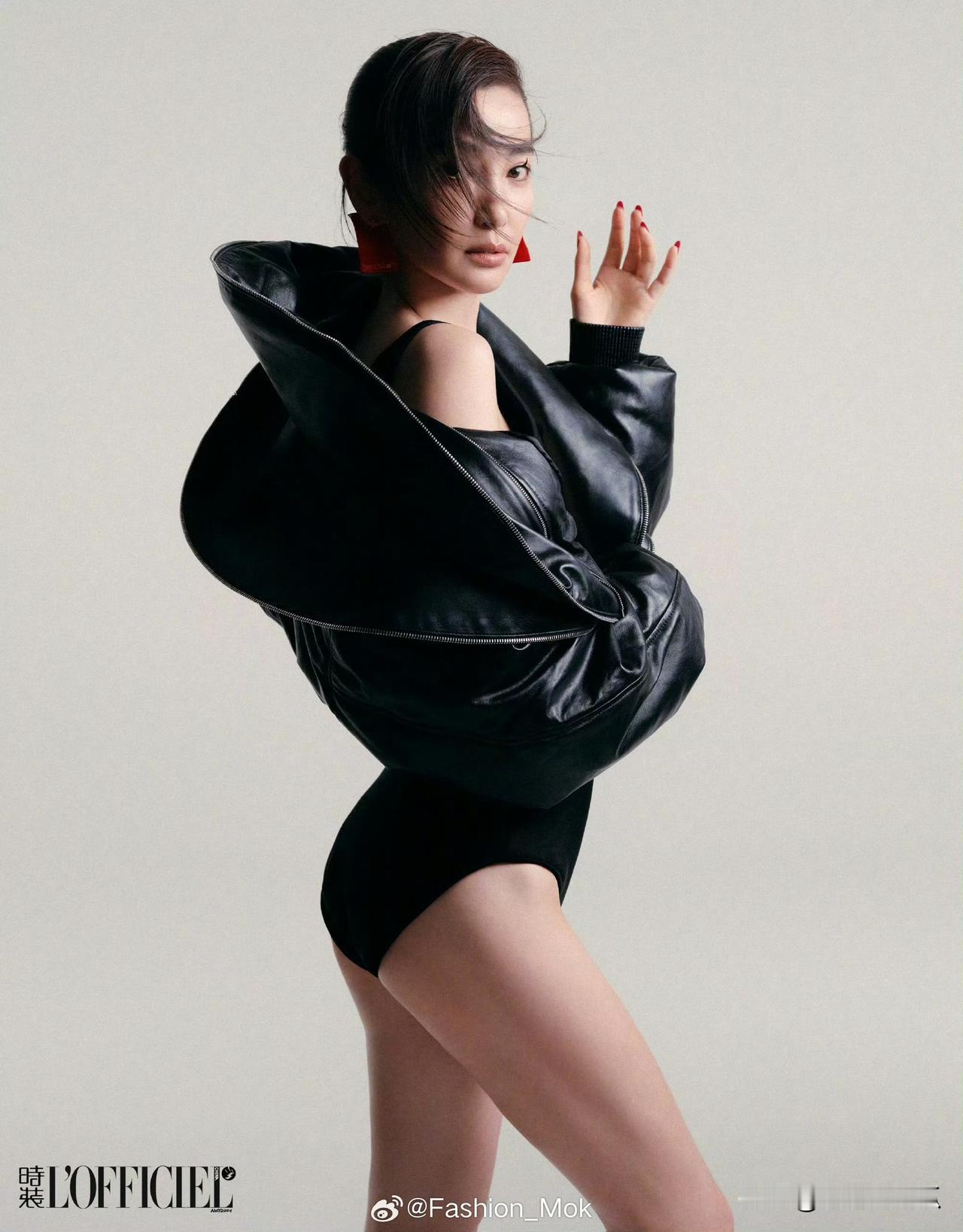 女明星上了年纪还是端庄得体风比较权威。李冰冰和梅婷的三月刊真的天差地别，李冰冰大