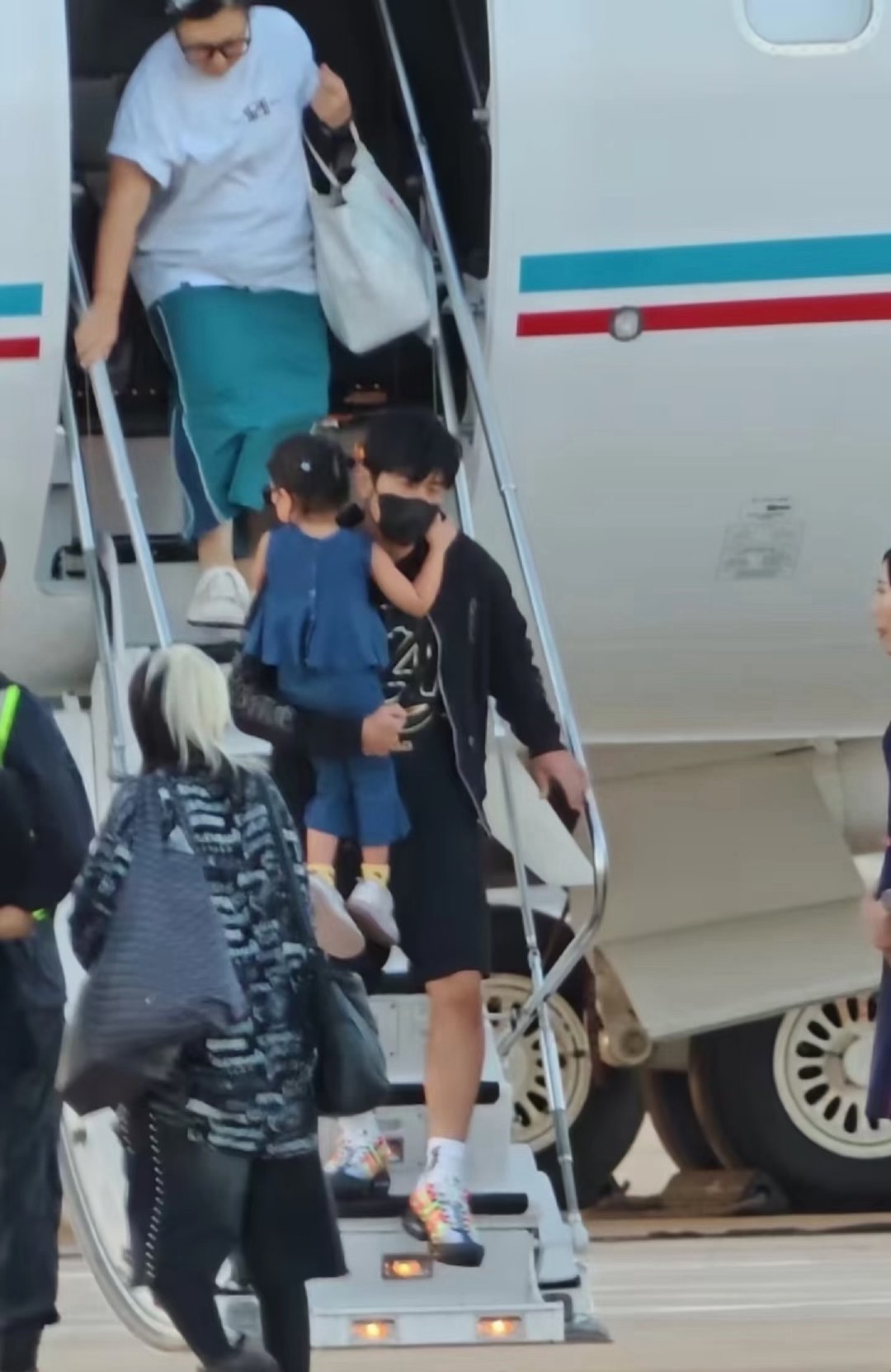 周杰伦暑假也得带娃周杰伦带一双儿女去北京开演唱会，罗密欧背着大包小包，小女儿全程