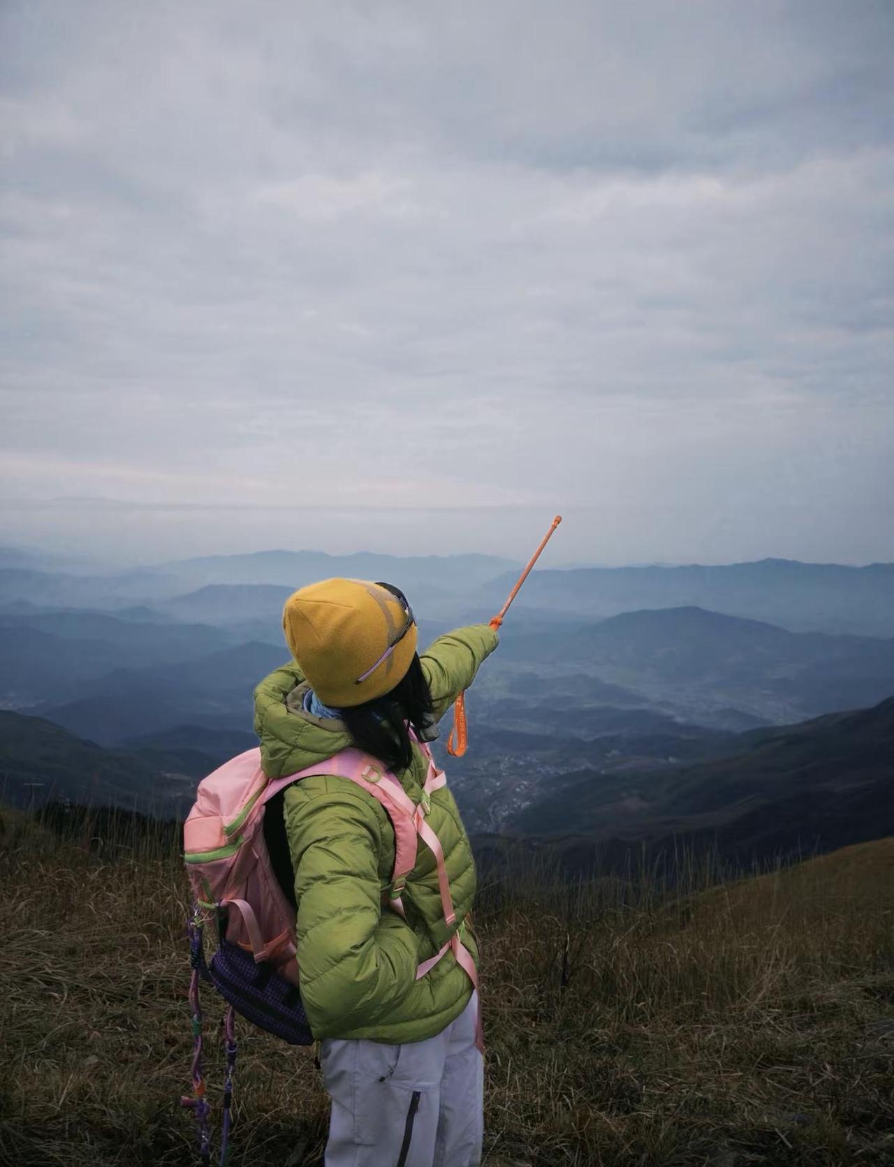 好女人志在四方 爬山 徒步  户外穿搭 晒出你拍的山顶的风景