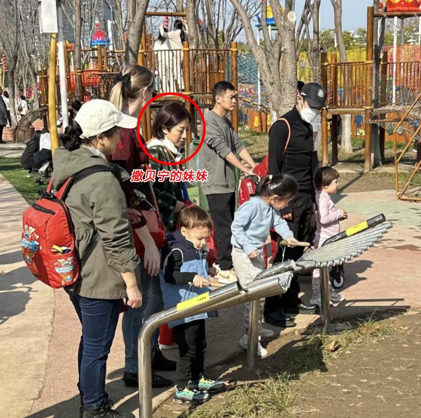 撒贝宁一家四口回武汉老家过年！外籍老婆罕露面身材太出挑，他这鞋跟比老婆的还高~
