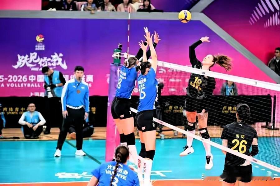 太炸了！上海女排18岁“小赵蕊蕊”横空出世，3-0横扫辽宁豪取四连胜！
 
家人