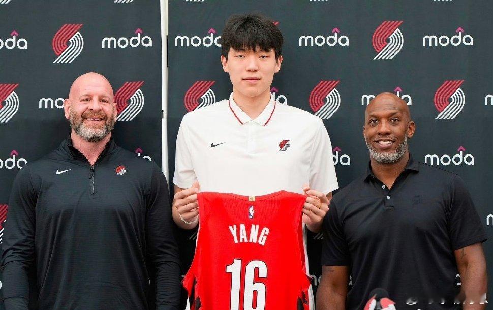 【杨瀚森将穿16号球衣，杨瀚森手持16号球衣合影】6月28日，据球衣号码名记Et