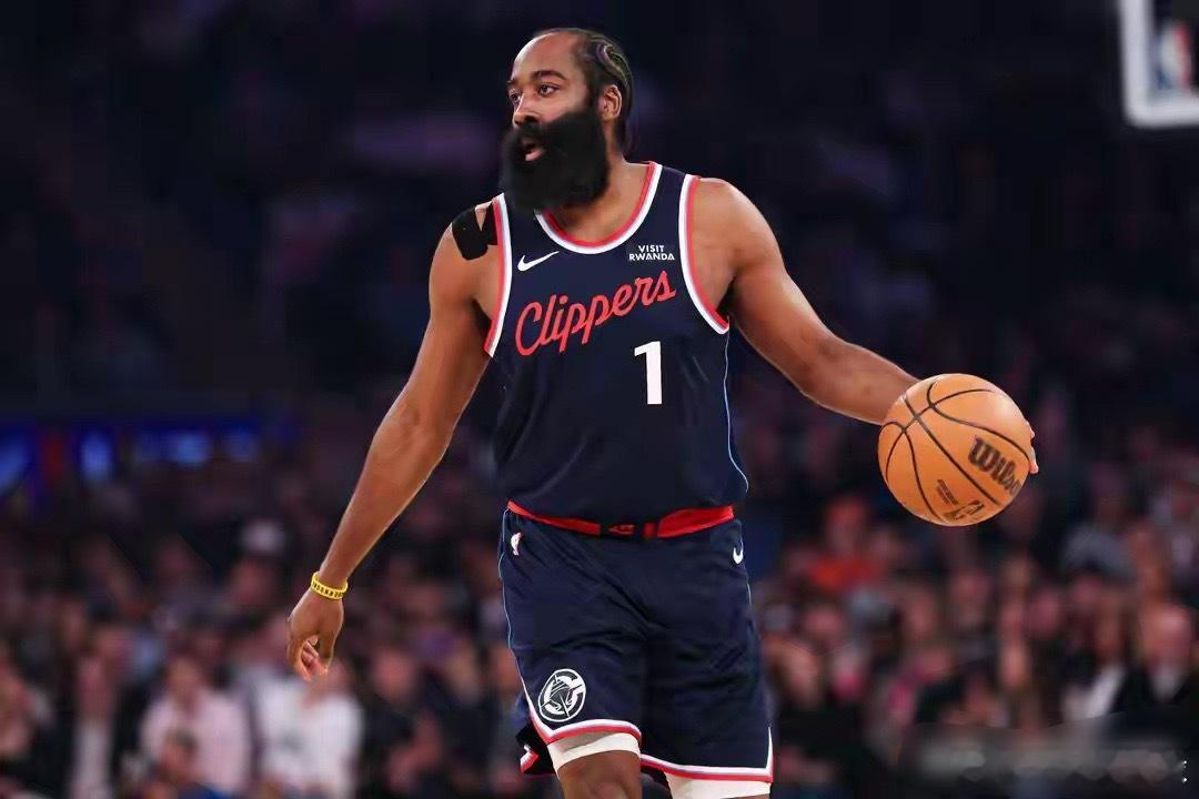 1月17日快船加时121-117击败猛龙，哈登单核轰下31分10助攻，末节与加时