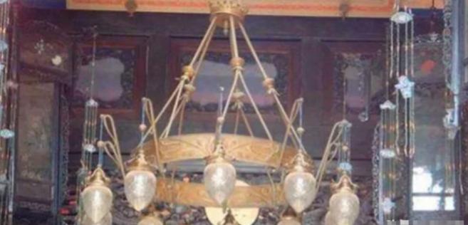 1888年，李鸿章花6000两白银，买来1套供电设备，打算给慈禧住处装上电灯泡。