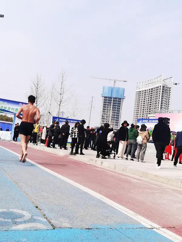 生活就像一场马拉松，不会总是平坦大道，有崎岖坎坷很正常。但别害怕，不管路多难走，