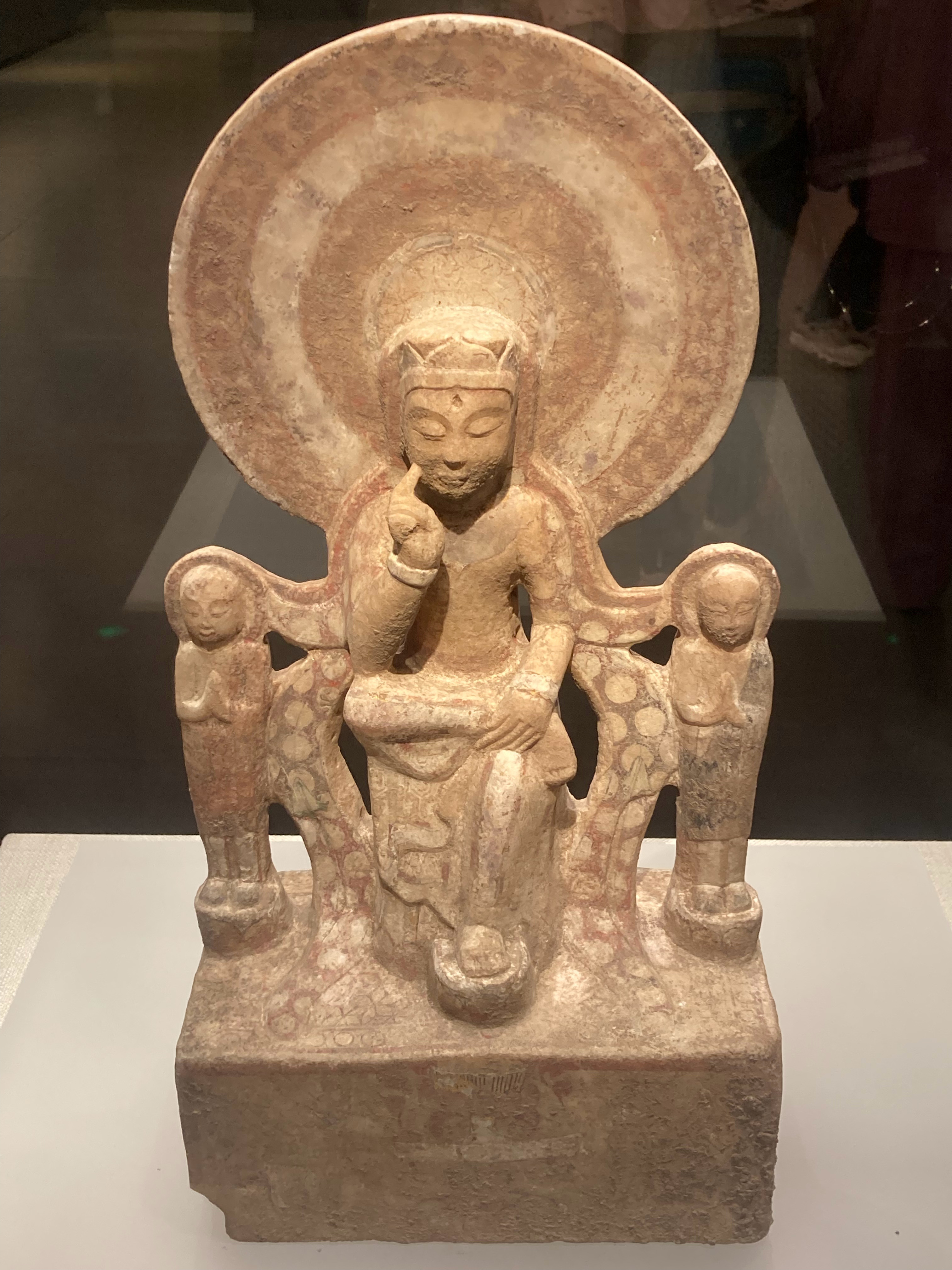 萧本（G. Schopen）将犍陀罗的半跏思惟像与说一切有部联系起来，指出半跏思