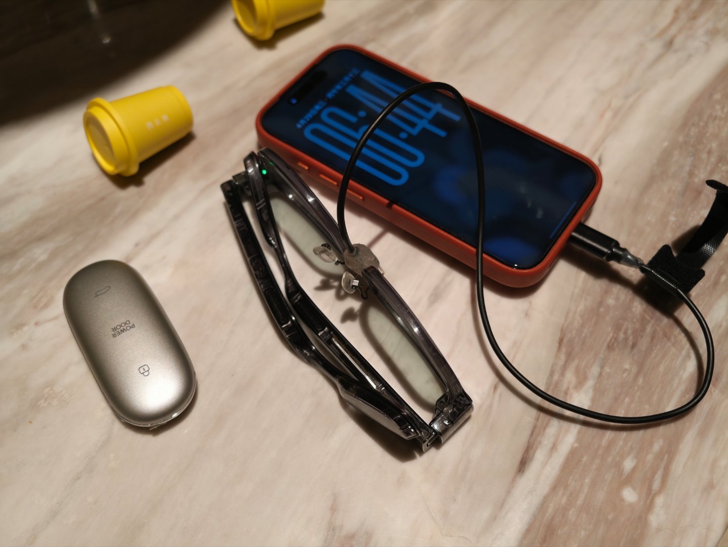 出差带行李，我也是追求轻量化。很久没带过 Livis 的盒子了，自己搓的线充着就