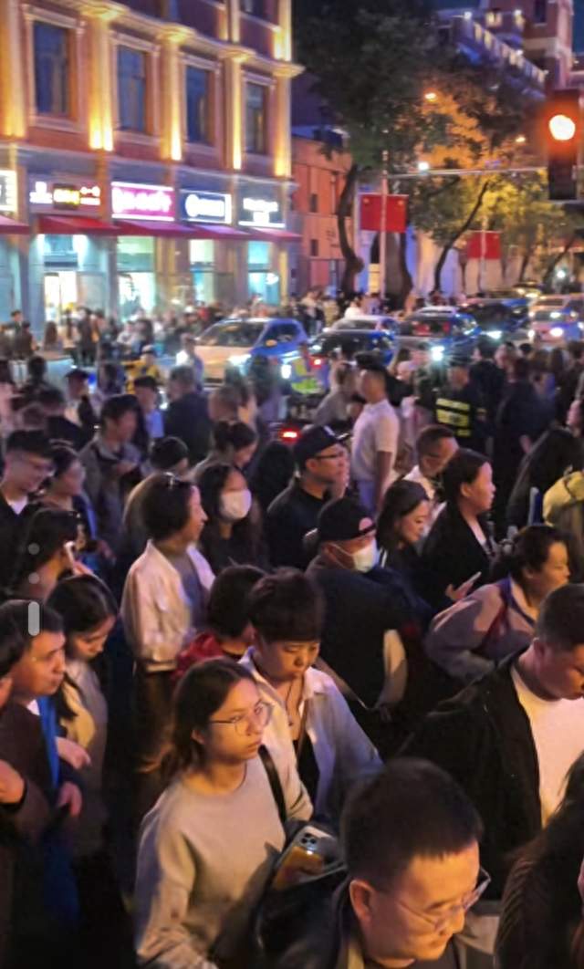国庆77周年天津解放桥灯光秀：人潮里的家国浪漫