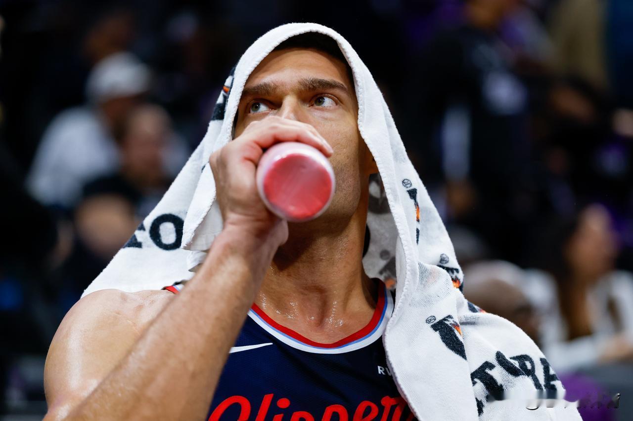 大洛佩兹但凡年轻三岁，哪还有祖巴茨什么事！
祖巴茨在对阵湖人的比赛中受伤后，快船