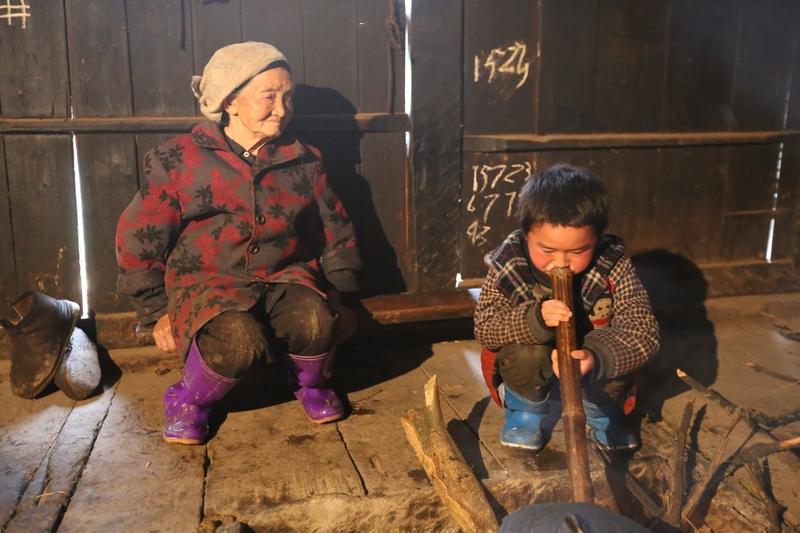 87岁母亲凌晨赶车给54岁女儿送菜，这画面想想就感人。女儿看监控后泪崩，驱车20