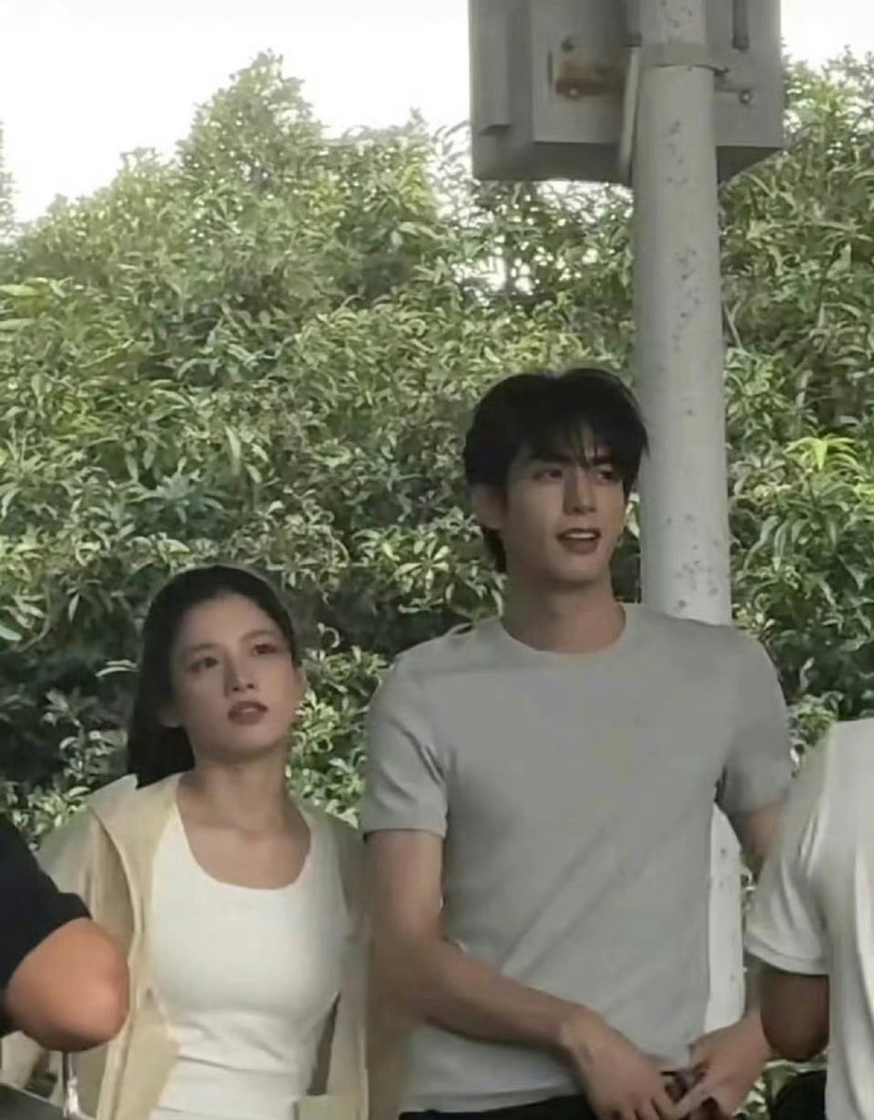 原来骨架大的女生需要的不是减肥，而是一个肩宽健身的男人站在身边 