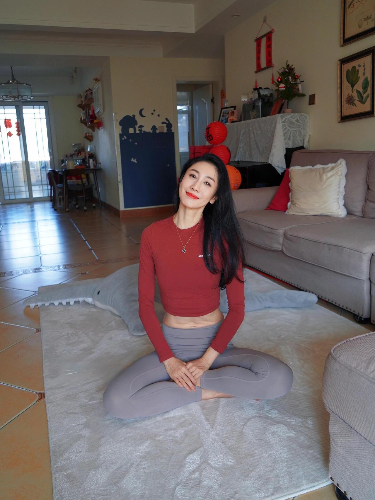 气质宝妈居家穿着瑜伽服美拍，顶级人妻，韵味十足！