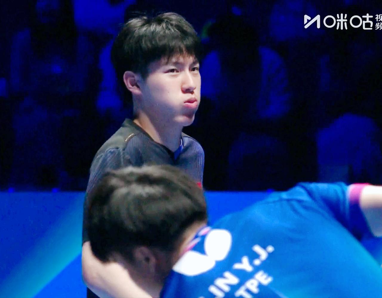 我去！林昀儒内心得有多慌，连续发了6个擦网球。

前两局林昀儒2:0领先，

第