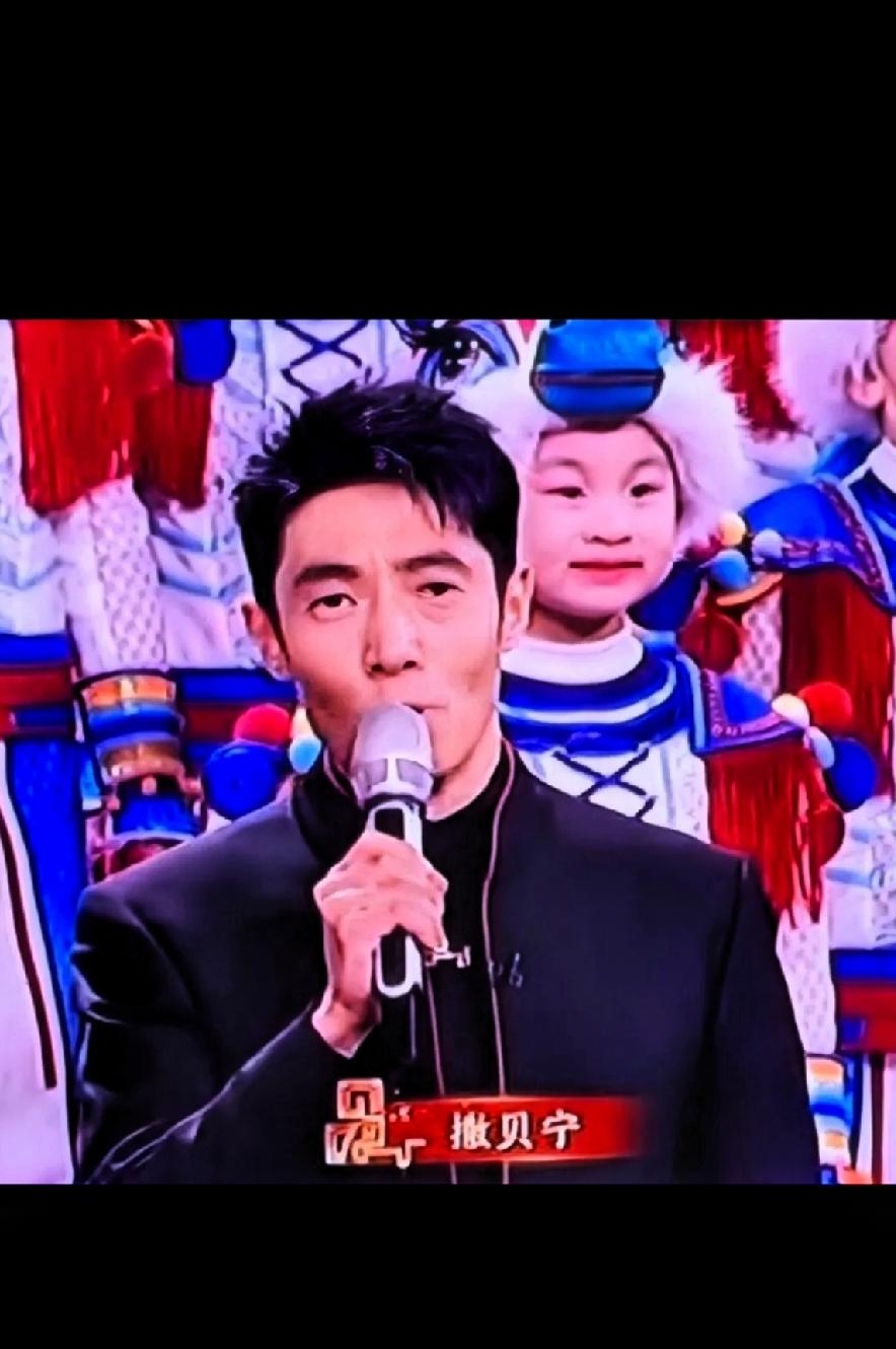 我有预感，今年春晚第一个上热搜的人肯定是撒贝宁！
令人没有想到的是，撒贝宁不是因