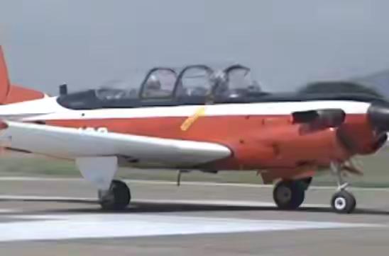 今天，台湾空军一架T-34教练机今日坠毁。

台湾空军一架教练机又出事了。今天上