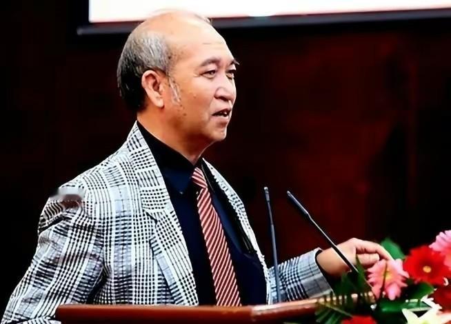 1991年，中国小伙赵泰来加入英国国籍。

伦敦街头寒风里，这个黄皮肤的男人正蹲