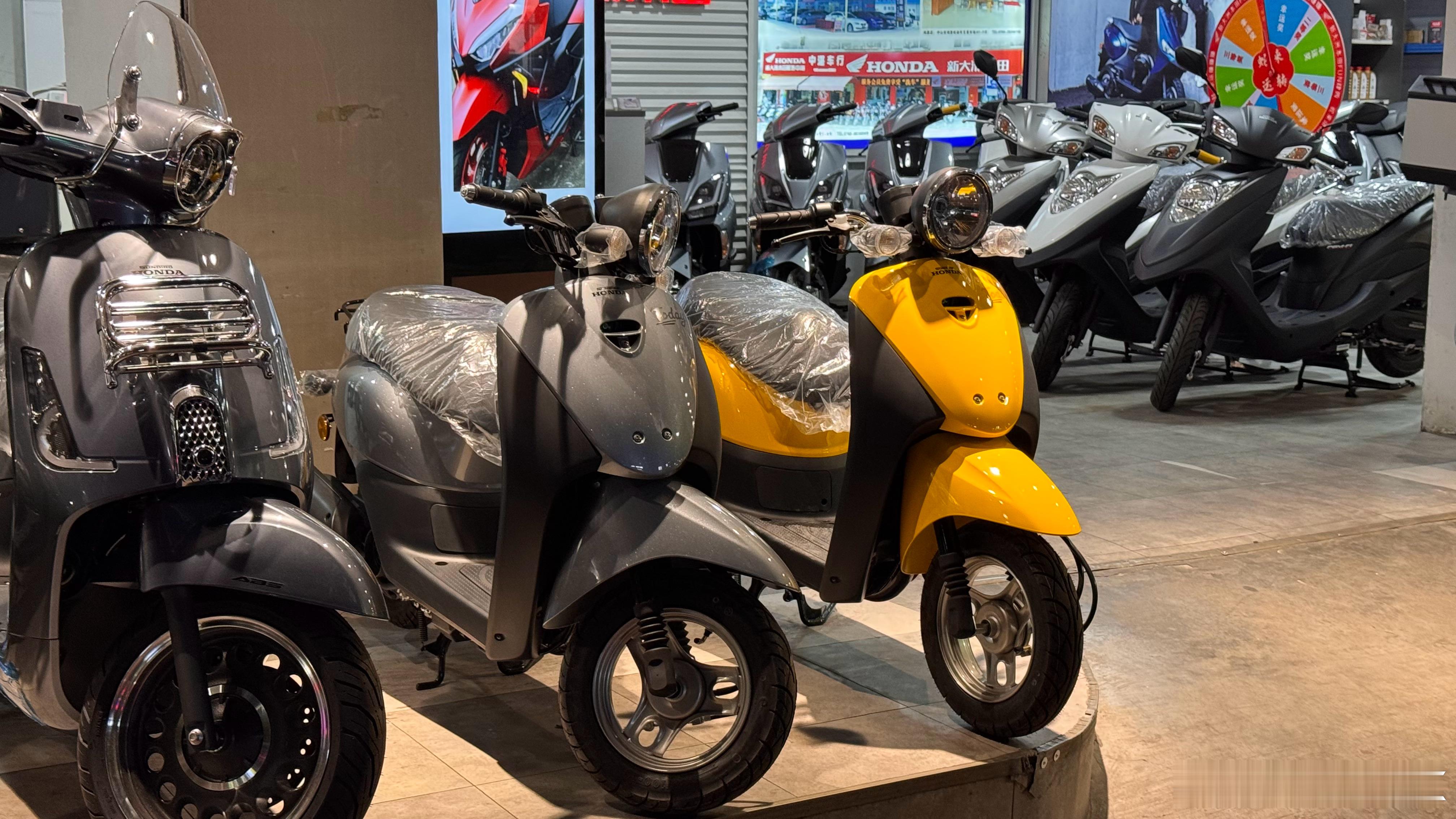 刚路过摩托车店，看到一台复古的50cc很想很想买回来送给虽然她还没有驾照但没关系