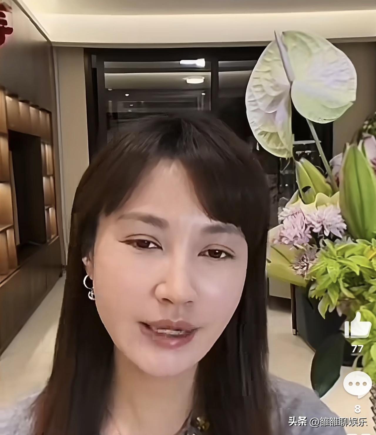 杨雪在直播时说：我们在拍戏时，谢霆锋胳膊脱臼了，他一个人躲在我大树后面，进行了复