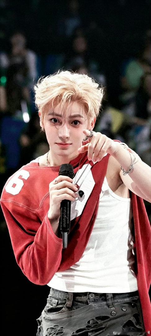 侯明昊成都演唱会彩排侯明昊成都演唱会倒计时1天彩排现场全力备战！侯明昊反复打磨舞