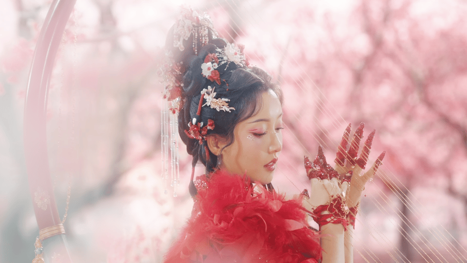 姜贞羽说红姑娘是清醒的沉沦 红姑娘的清醒与沉沦是极致的拉扯，一边看透世情，一边执