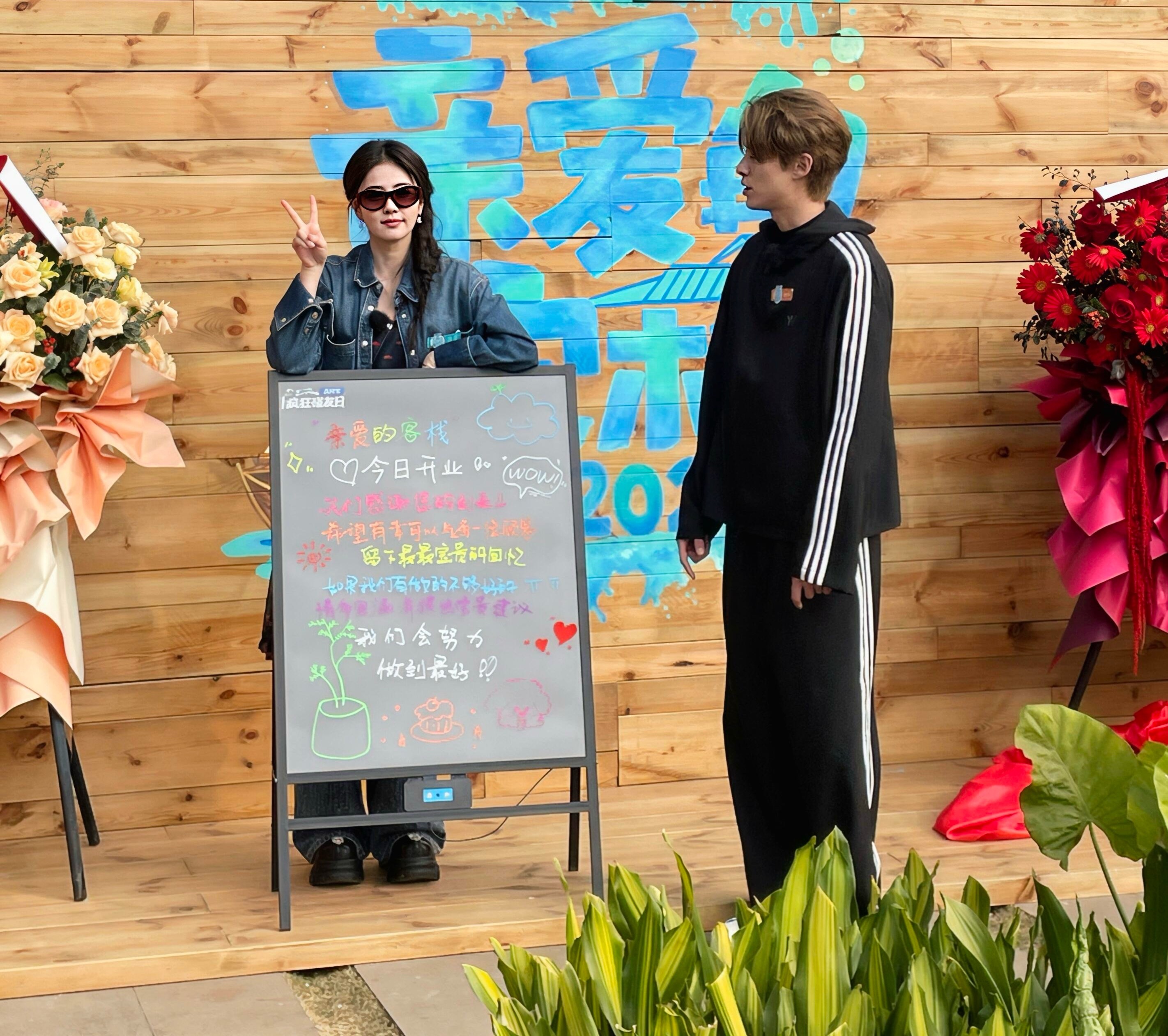 白鹿做黑板报是专业选手吧白鹿这迎宾黑板报真的画的有点水平，简直可以说是专业选手，